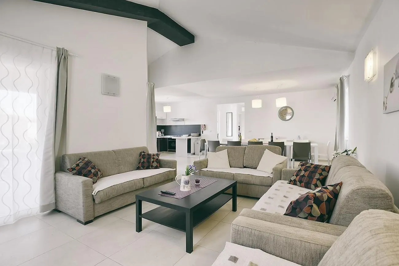 Holiday home Sonnige Villa Mit Privatem Pool, Sauna, Whirlpool, Wlan, Klima Und Ein Kinderspielplatz Maruzini